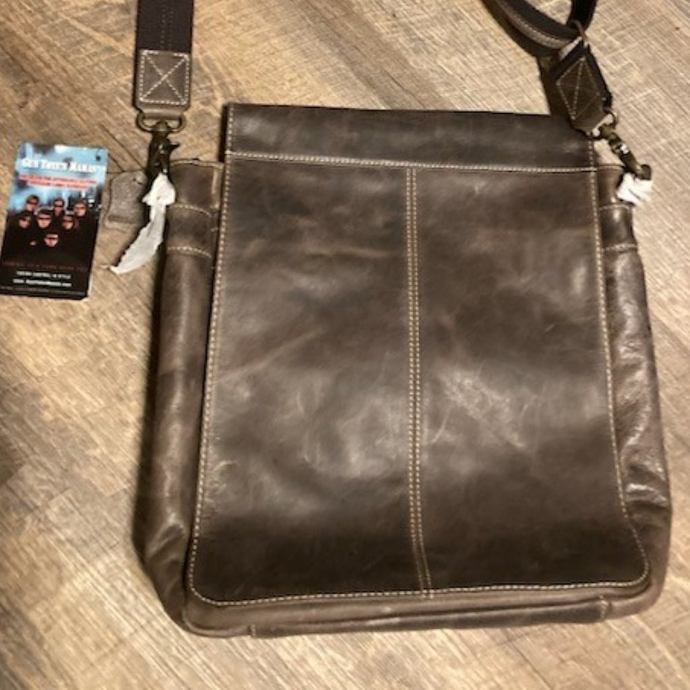 GUN TOTE'N MAMAS Brown leather concealed carry messenger bag